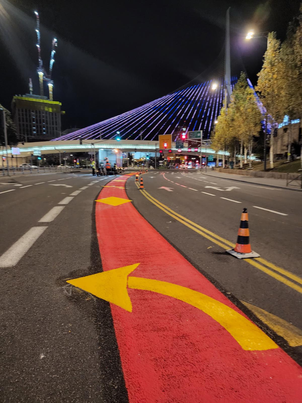 נתיב תחבורה ציבורית בהגוונה אדומה דו־רכיבית